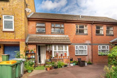 2 bedroom flat for sale - Clarence Road, Manor Park, London, E12