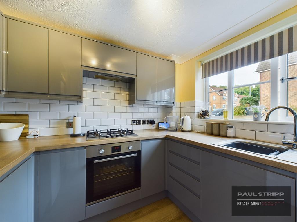 Redwell Avenue, Bexhillonsea, TN39 2 bed terraced house for sale £