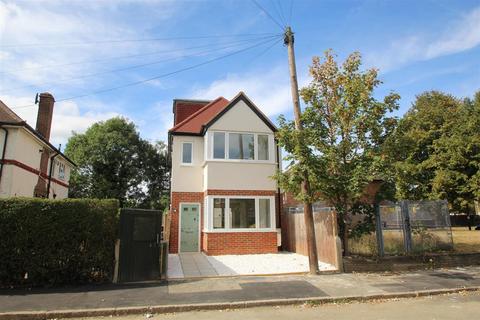 Shaftesbury Avenue, Feltham