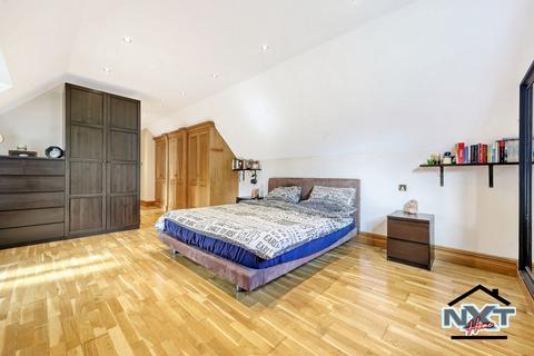 5 bedroom detached house to rent - Hoe Lane, Abridge, RM4
