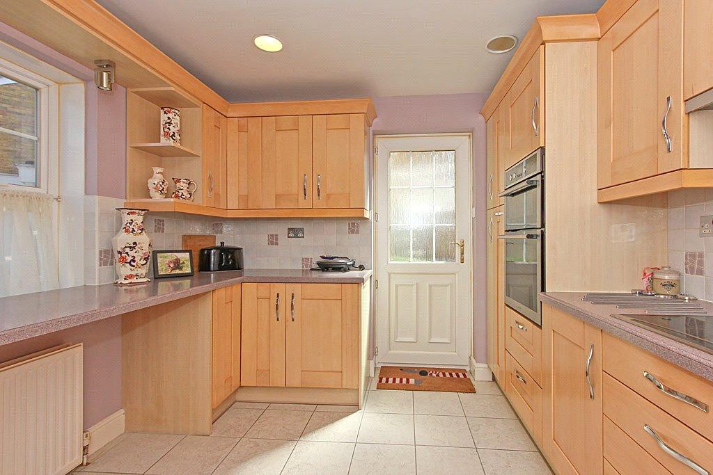 Bell Road, Sittingbourne, Kent, ME10 4 bed detached house for sale £