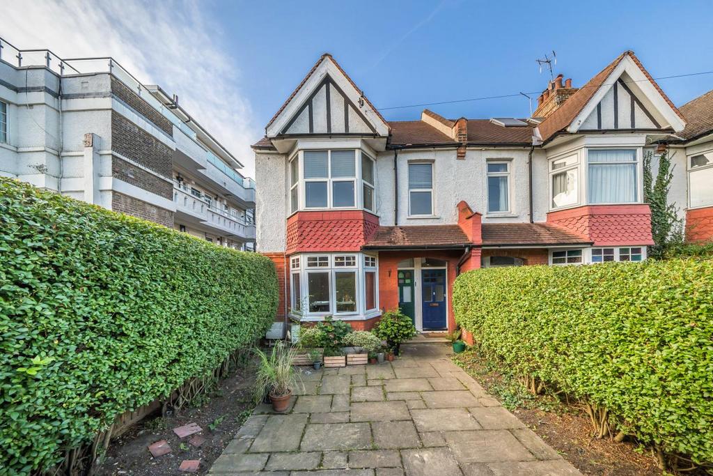 Richmond Road, Raynes Park 3 bed flat £750,000