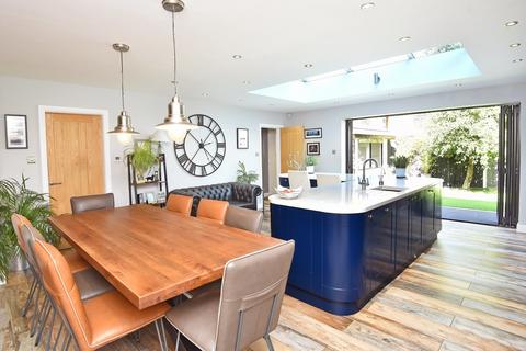 5 bedroom detached house for sale - Apley Close, Harrogate