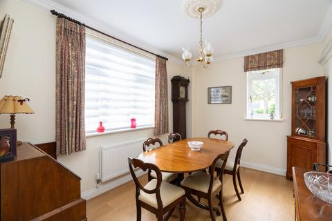 21 Downsview Gardens, Dorking, RH4 2DX