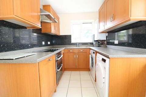 2 bedroom maisonette to rent, Pixham Lane