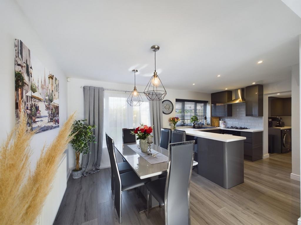 Cecilia Avenue, Worcester, Worcestershire, WR2 4 bed detached house for