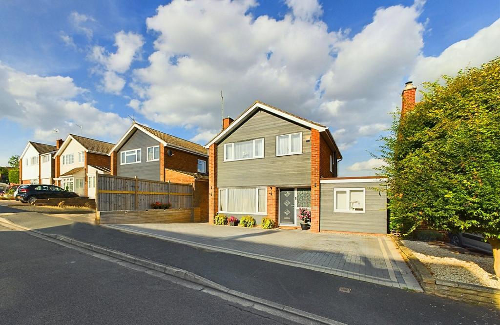 Cecilia Avenue, Worcester, Worcestershire, WR2 4 bed detached house for