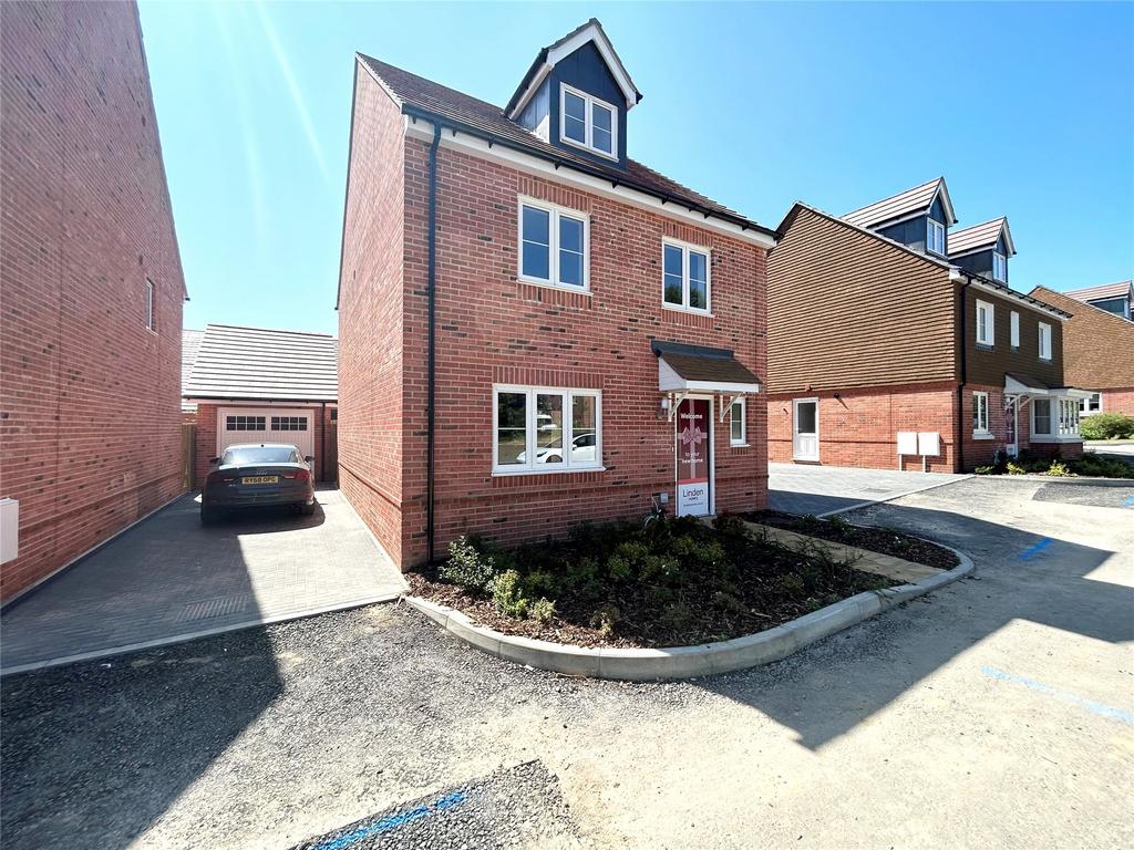 Skinner Drive, Wokingham, Berkshire, RG41 5 bed detached house £3,000 pcm (£692 pw)