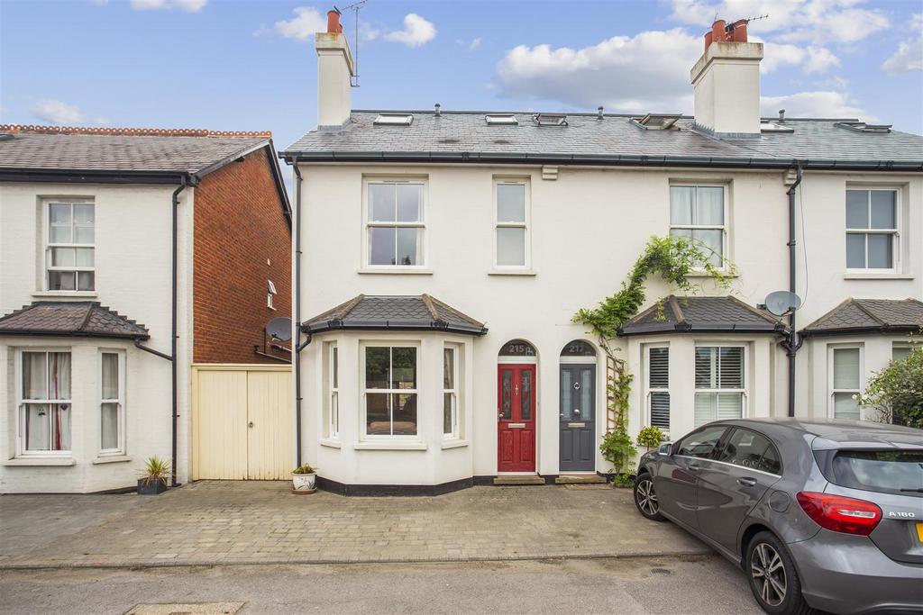 Portsmouth Road, Cobham, Surrey 5 bed property to rent £2,500 pcm (£