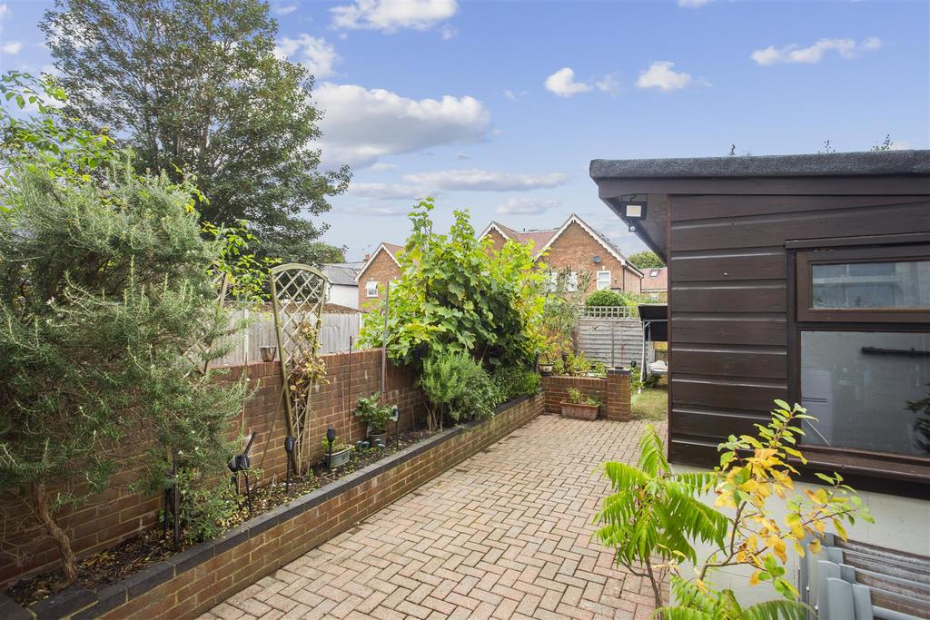 Portsmouth Road, Cobham, Surrey 5 bed property to rent £2,500 pcm (£