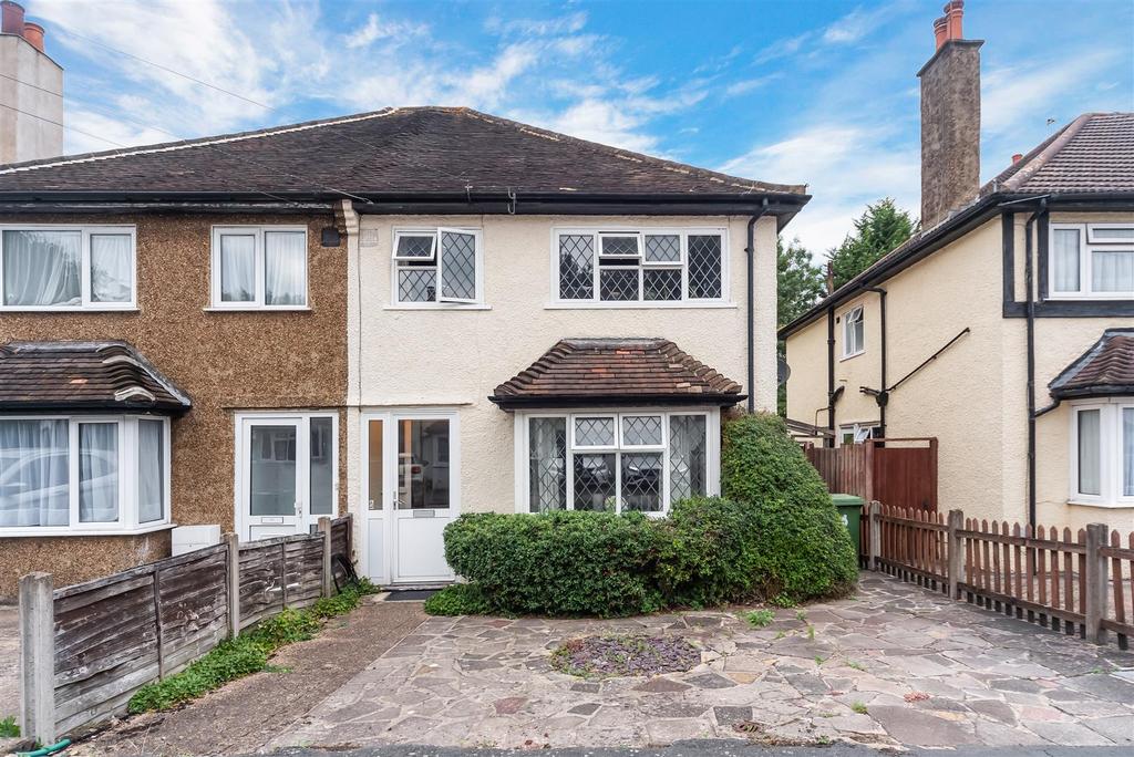 Horsley Close, Epsom 3 bed semidetached house £550,000