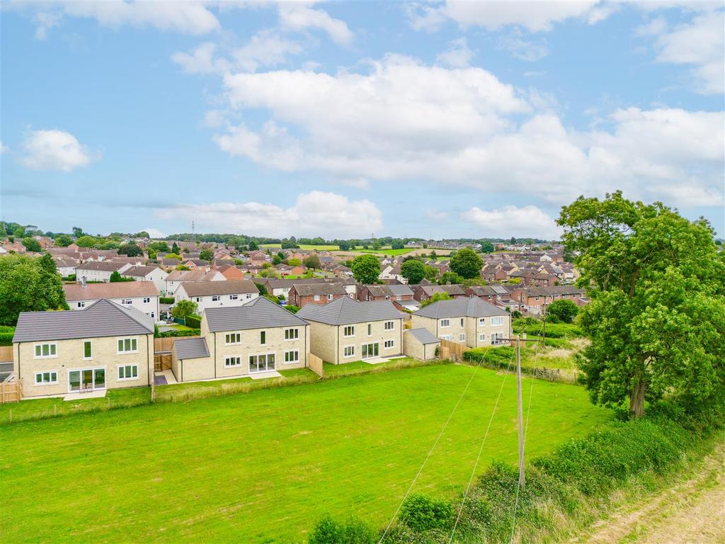 Longlieve Gardens, Pilsley, Chesterfield, S45 8JG 4 bed detached house