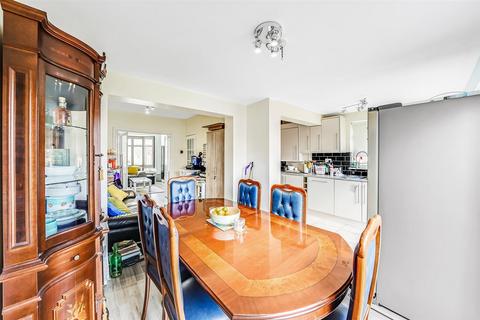 81 Epping Way, London, E4 7PG