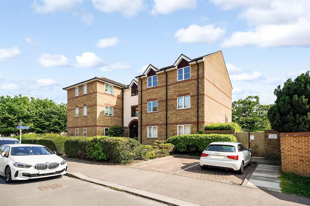 Higham Station Avenue, London E4 1 bed apartment £1,200 pcm (£277 pw)