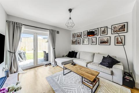 2 bedroom apartment for sale - The Drive, London E4