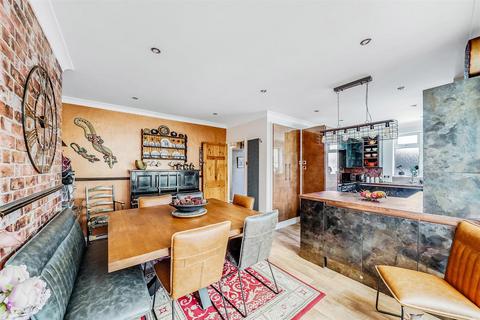 40 Mansfield Hill, London, E4 7JT