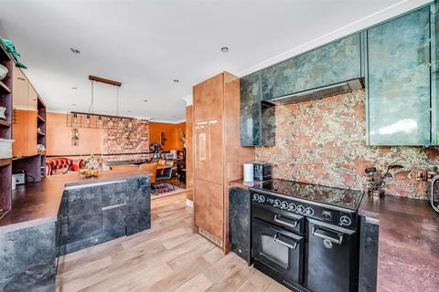 40 Mansfield Hill, London, E4 7JT