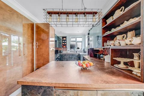 40 Mansfield Hill, London, E4 7JT