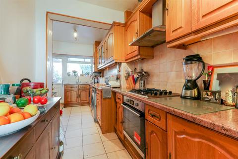 3 bedroom end of terrace house for sale - Chingford Avenue, London E4