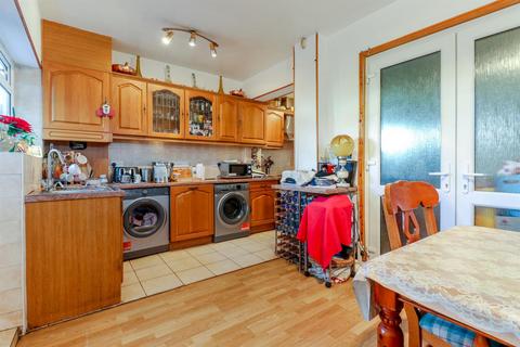 3 bedroom end of terrace house for sale - Chingford Avenue, London E4