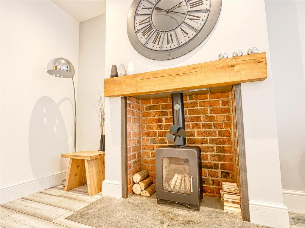 Newbold Back Lane, Chesterfield S40 3 bed semidetached house for sale £210,000