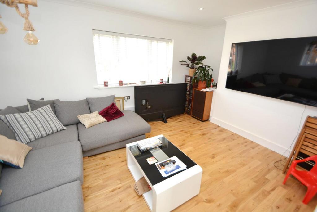 Goodwood Drive, Northolt, UB5 4DJ 2 bed for sale £350,000