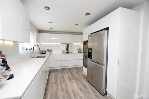 4 Artus Close, Swindon, SN25 1QZ