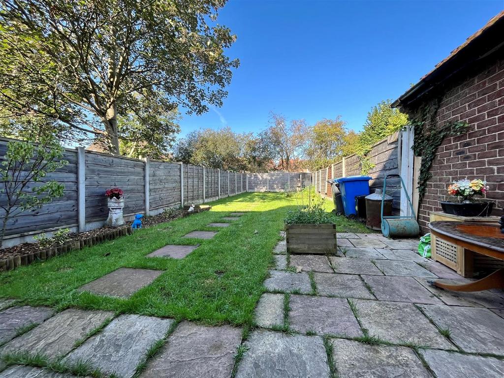 Alderley Road, Sale 2 bed ground floor flat for sale £170,000
