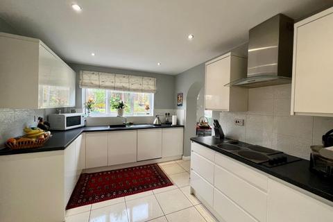 12 Fitzhardinge Way, Berkeley, GL13 9EG