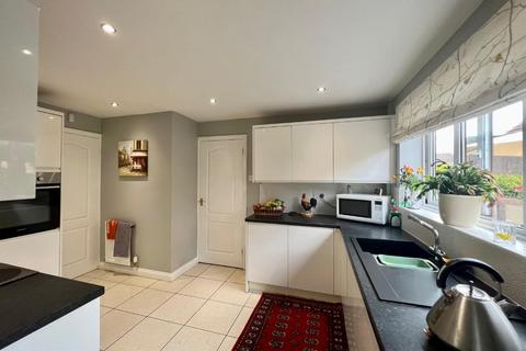 12 Fitzhardinge Way, Berkeley, GL13 9EG