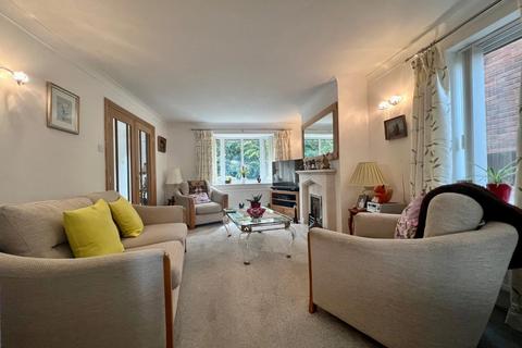 12 Fitzhardinge Way, Berkeley, GL13 9EG