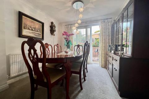 12 Fitzhardinge Way, Berkeley, GL13 9EG