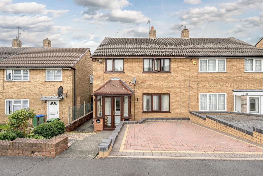Cromwell Close, Rowley Regis, B65 8NT 3 bed semidetached house for