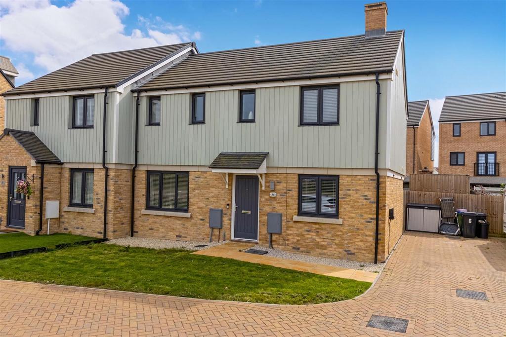 Neal Crescent, Littlehampton 3 bed semidetached house for sale £400,000