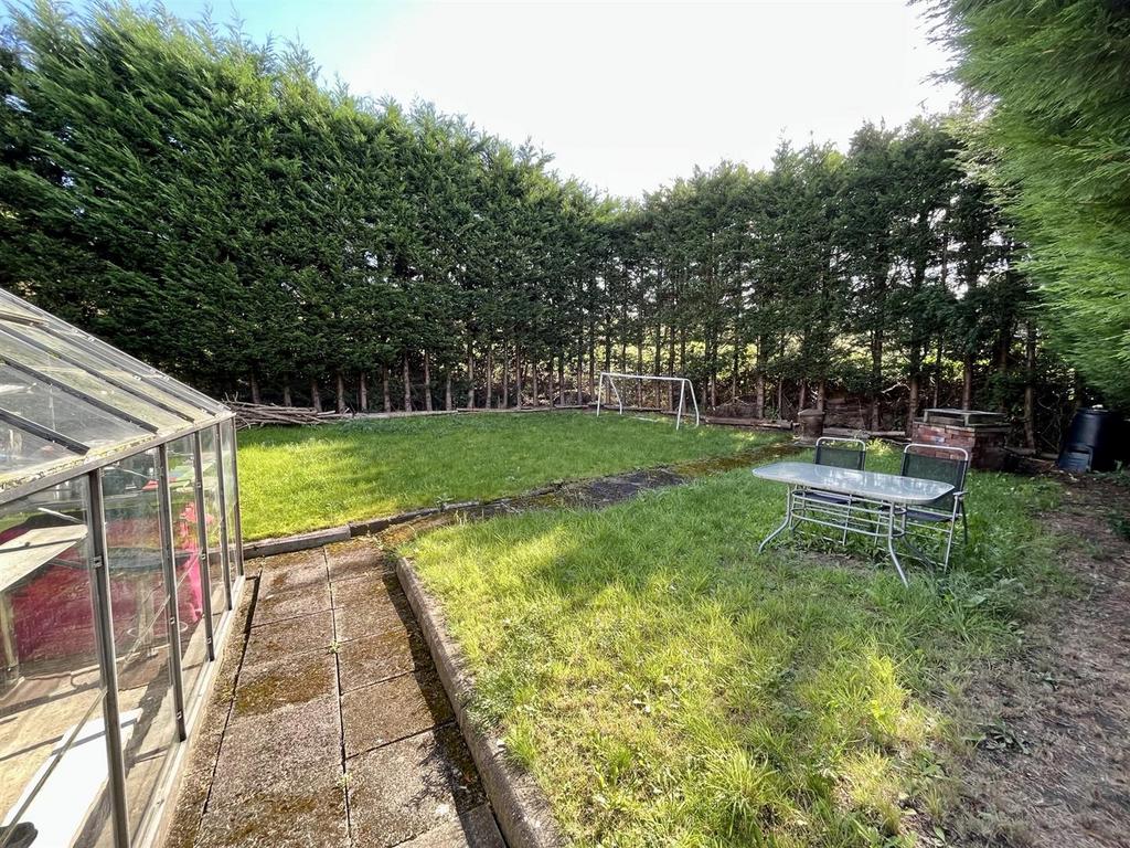 Slade Lane, Brighouse 2 bed semidetached house £185,000