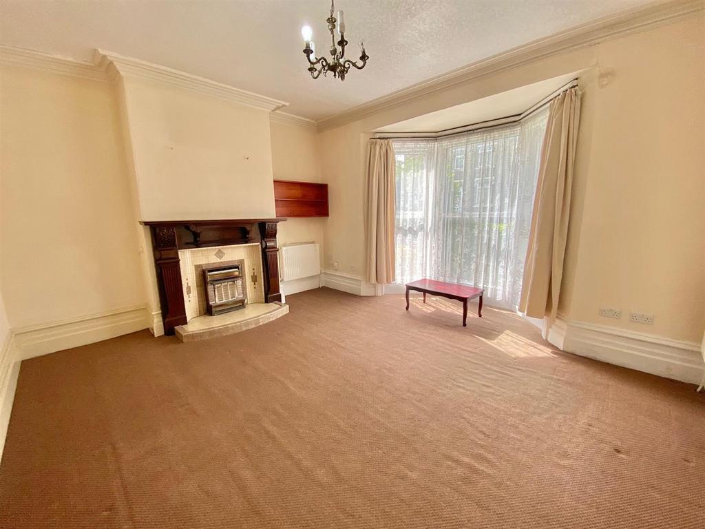 Springdale Avenue, Thornton Lodge, Huddersfield 5 bed end of terrace