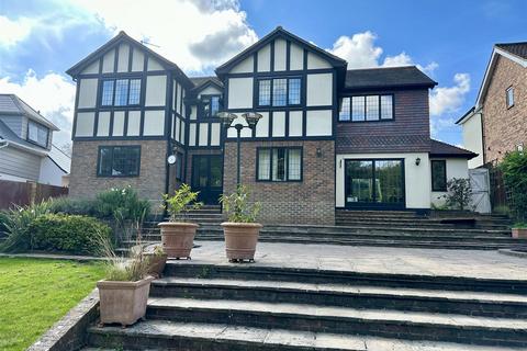 5 bedroom detached house for sale, Hillwood Close, Hutton Mount, Brentwood