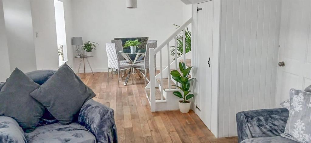 LOUNGE-DINING ROOM.jpg