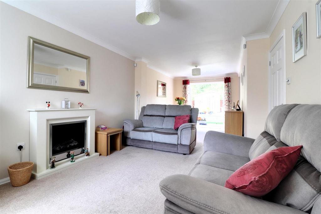 Arrowsmith Drive, Stonehouse 3 bed detached house £367,500