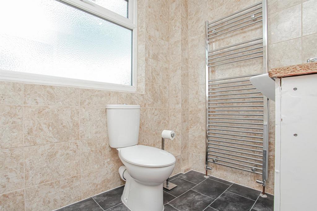 Bathroom 1.jpg