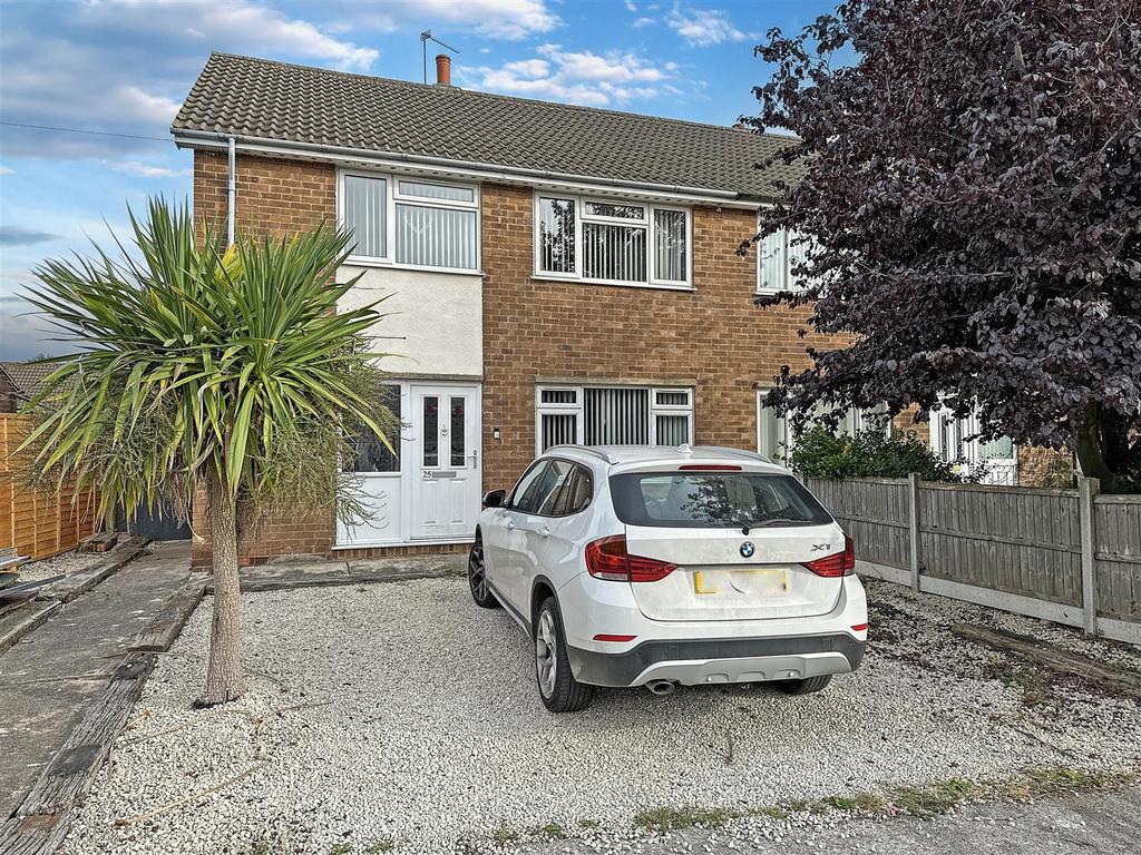Crow Park Avenue, SuttonOnTrent, Newark 3 bed semidetached house for