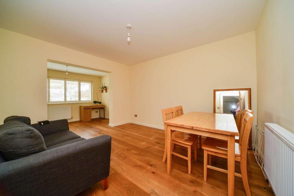 Road, Thornton Heath, London 3 bed house £2,496 pcm (£576 pw)