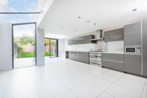 4 bedroom house to rent, Hazelbourne Road, London SW12