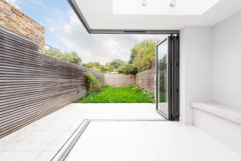 4 bedroom house to rent, Hazelbourne Road, London SW12