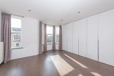 4 bedroom house to rent, Hazelbourne Road, London SW12