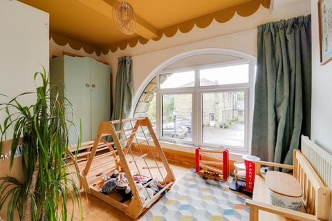 8 Brooklands Close, Holywell Green, Halifax, HX4 9AB
