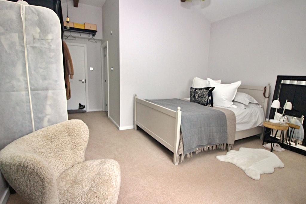 Master Bed1