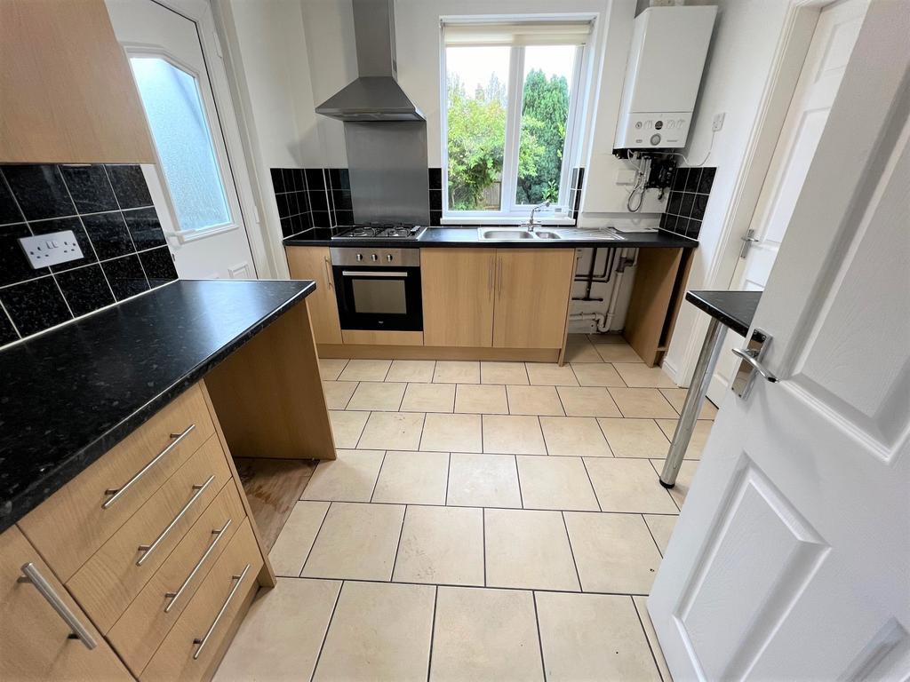 St Ives Crescent, Grimsby, DN34 2 bed semidetached house £600 pcm (£
