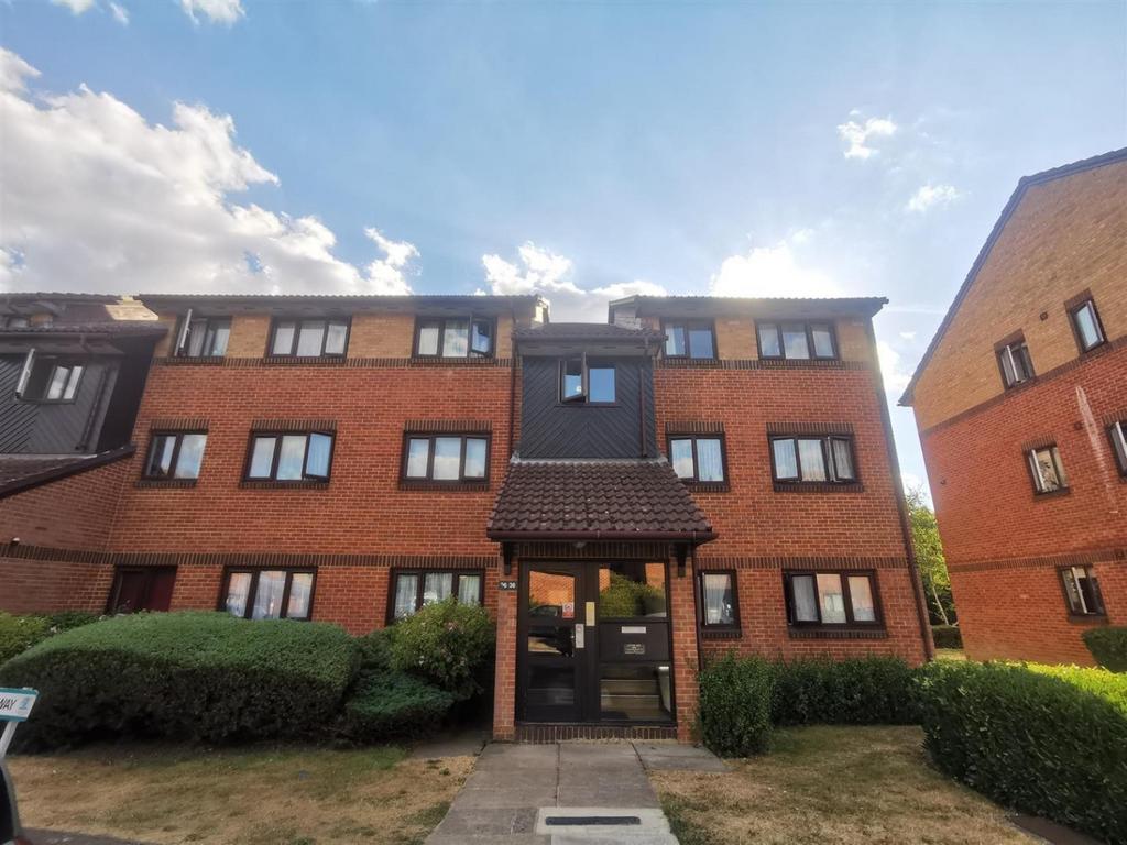 Pavilion Way, Edgware HA8 2 bed apartment £1,400 pcm (£323 pw)
