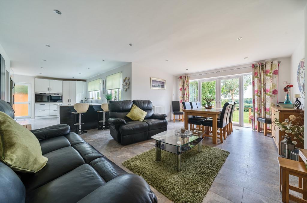 Romsey Road, Whiteparish, Salisbury, Wiltshire, SP5 4 bed detached